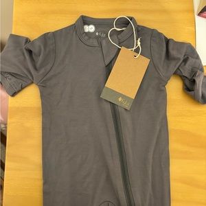 Kyte baby footie in charcoal 0-3 months